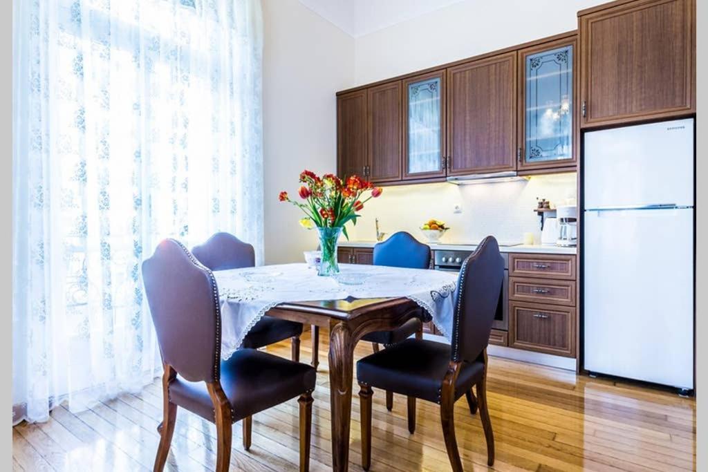 Neoclassical Apartment With 3 Bedrooms In Pireus Zewnętrze zdjęcie