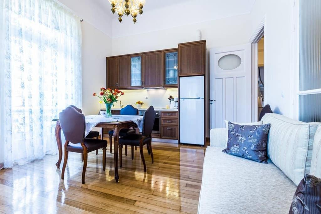 Neoclassical Apartment With 3 Bedrooms In Pireus Zewnętrze zdjęcie