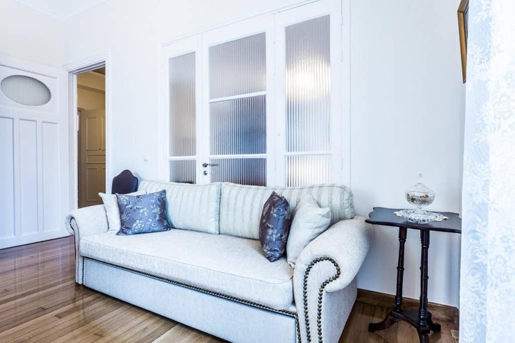 Neoclassical Apartment With 3 Bedrooms In Pireus Zewnętrze zdjęcie