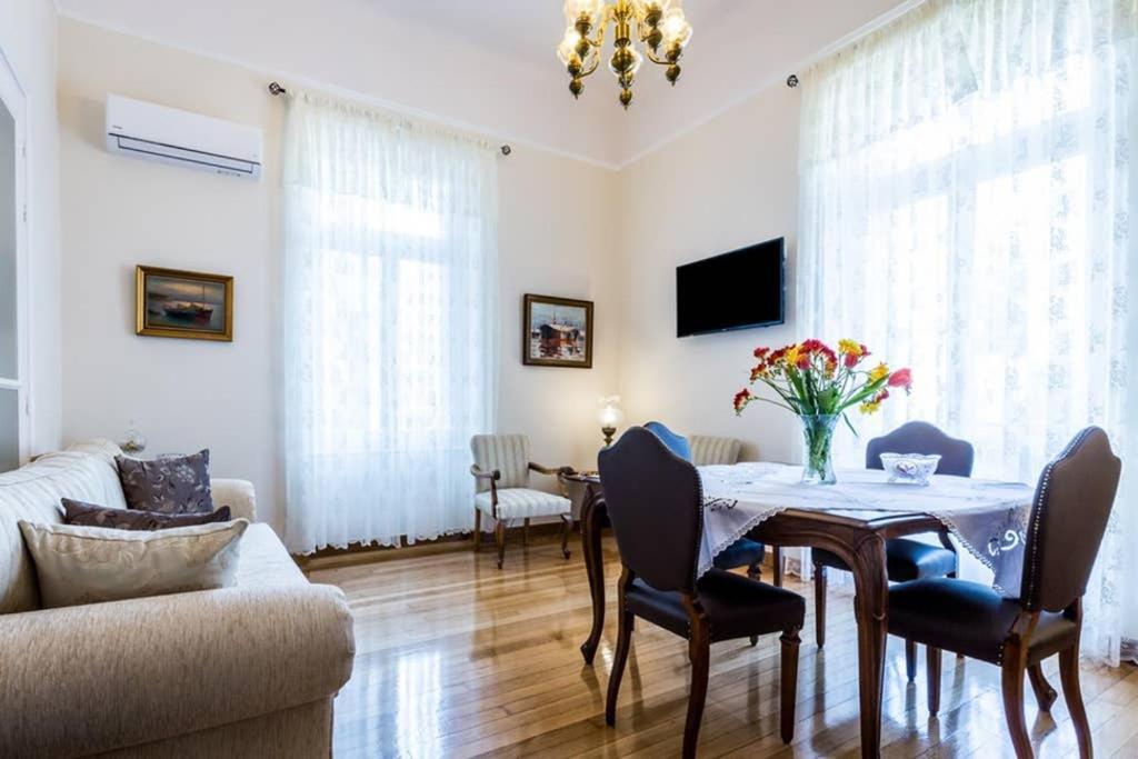 Neoclassical Apartment With 3 Bedrooms In Pireus Zewnętrze zdjęcie