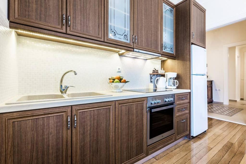Neoclassical Apartment With 3 Bedrooms In Pireus Zewnętrze zdjęcie