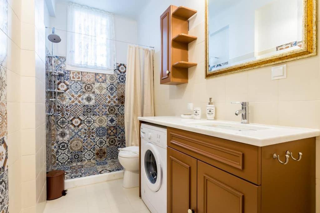 Neoclassical Apartment With 3 Bedrooms In Pireus Zewnętrze zdjęcie