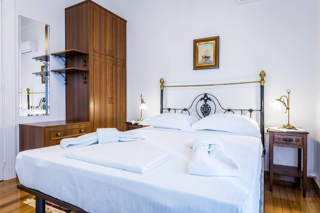 Neoclassical Apartment With 3 Bedrooms In Pireus Zewnętrze zdjęcie