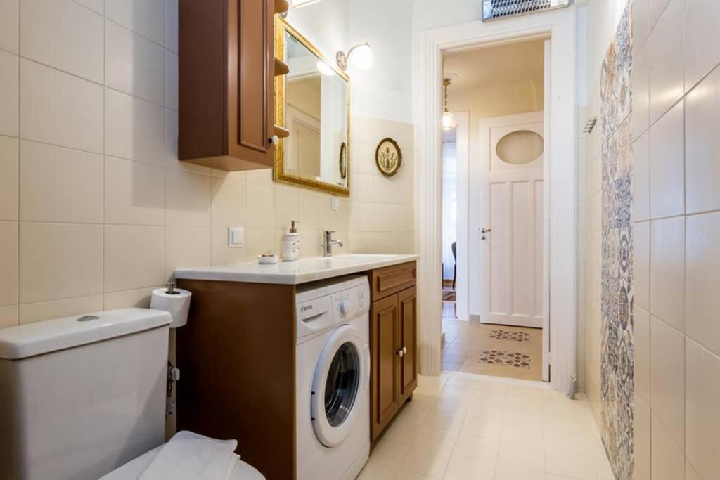 Neoclassical Apartment With 3 Bedrooms In Pireus Zewnętrze zdjęcie