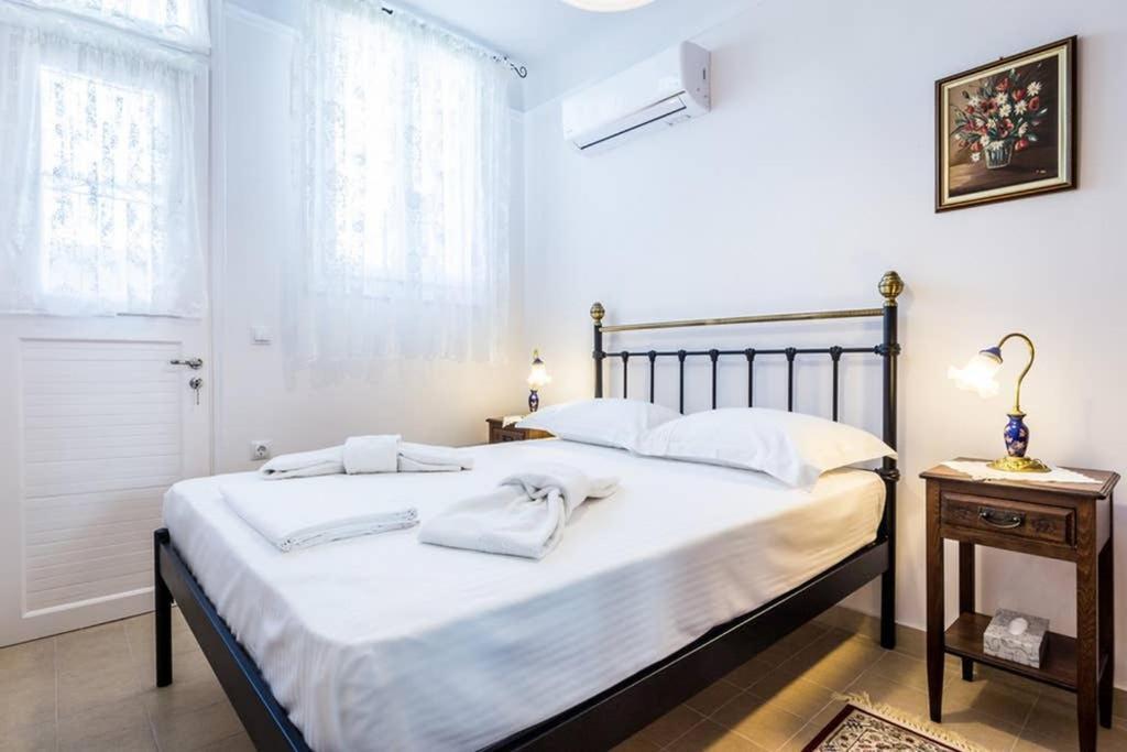 Neoclassical Apartment With 3 Bedrooms In Pireus Zewnętrze zdjęcie