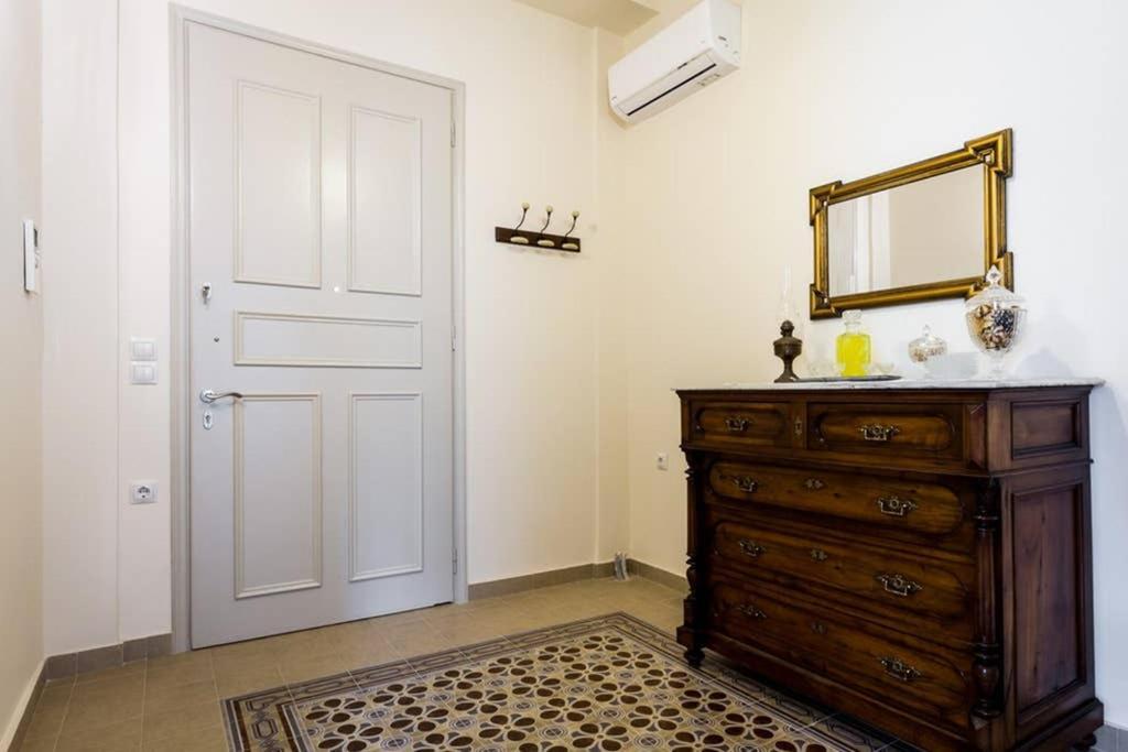Neoclassical Apartment With 3 Bedrooms In Pireus Zewnętrze zdjęcie