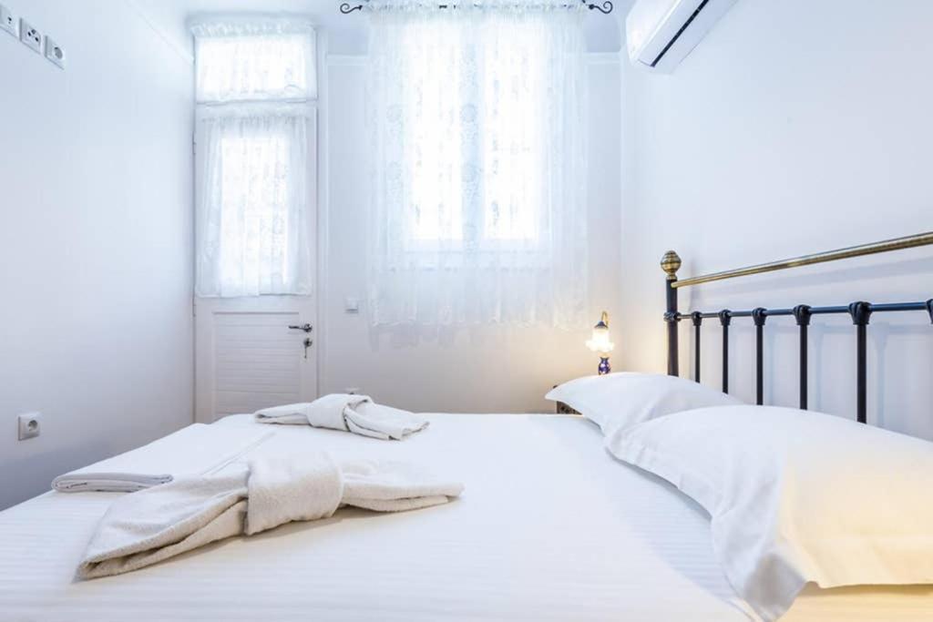Neoclassical Apartment With 3 Bedrooms In Pireus Zewnętrze zdjęcie