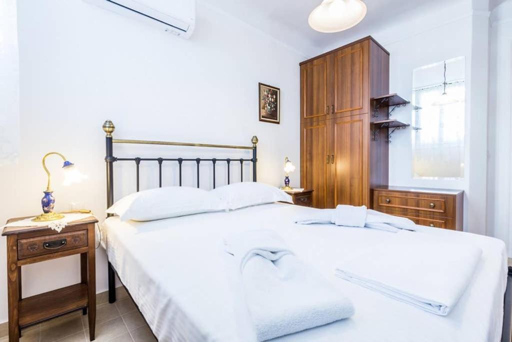 Neoclassical Apartment With 3 Bedrooms In Pireus Zewnętrze zdjęcie