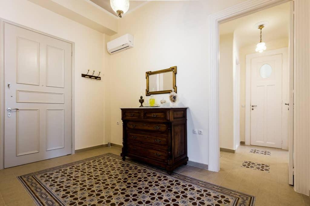 Neoclassical Apartment With 3 Bedrooms In Pireus Zewnętrze zdjęcie