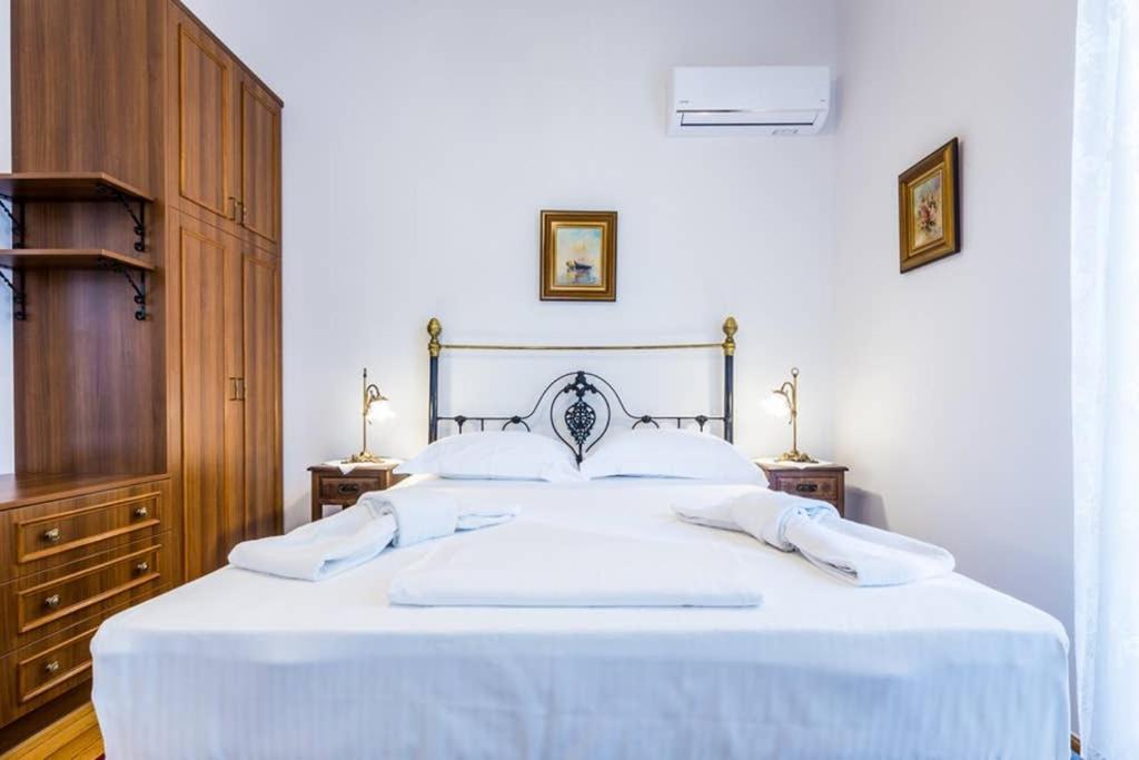 Neoclassical Apartment With 3 Bedrooms In Pireus Zewnętrze zdjęcie