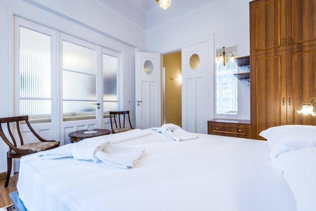Neoclassical Apartment With 3 Bedrooms In Pireus Zewnętrze zdjęcie