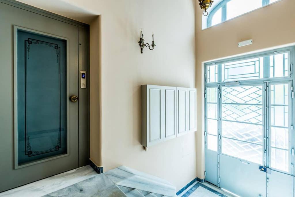 Neoclassical Apartment With 3 Bedrooms In Pireus Zewnętrze zdjęcie