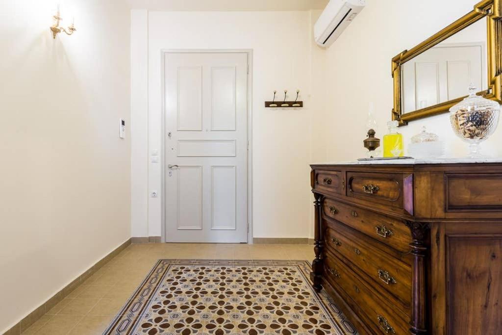 Neoclassical Apartment With 3 Bedrooms In Pireus Zewnętrze zdjęcie