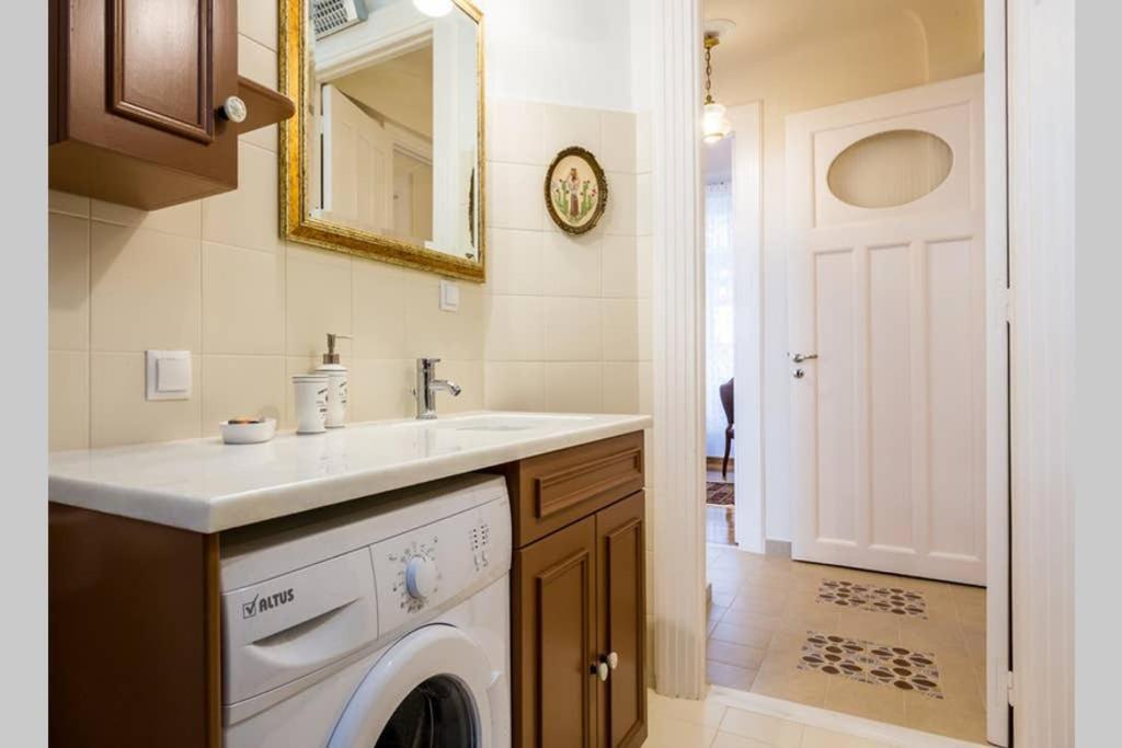 Neoclassical Apartment With 3 Bedrooms In Pireus Zewnętrze zdjęcie
