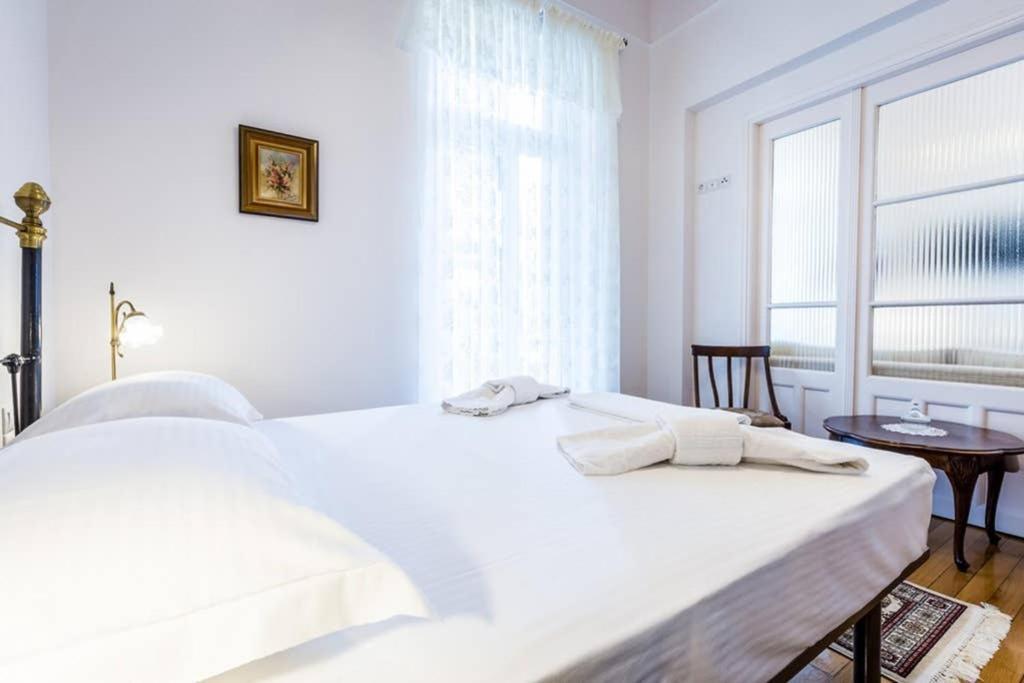 Neoclassical Apartment With 3 Bedrooms In Pireus Zewnętrze zdjęcie
